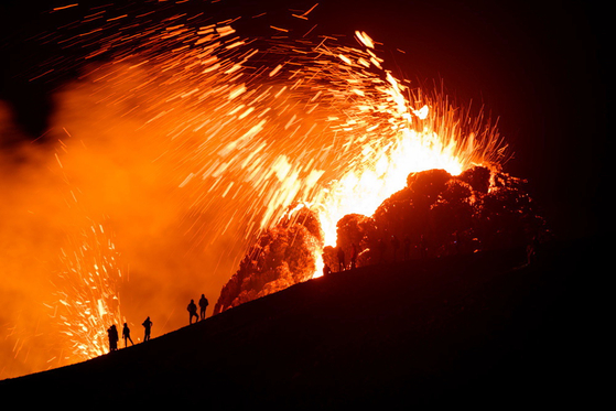 800 년 만에 깨어 난 아이슬란드 화산 … 사람들이 붉은 용암으로 몰려 든다