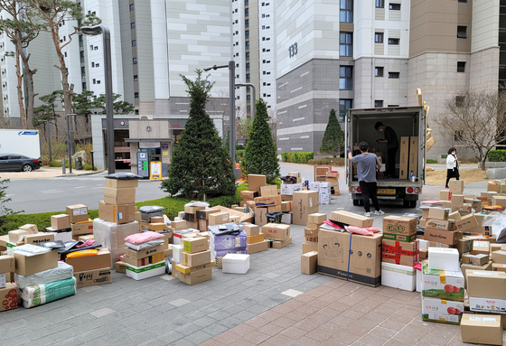 The entrance with 1000 boxes messed up… Why is the’Courier Delivery Dramatic’ in Godeok-dong apartment?