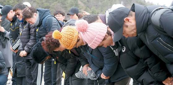 세월호 인양을 확인한 미수습자 가족들이 25일 진도 팽목항에서 “함께해준 국민에게 감사한다”며 인사를 하고 있다. 진도=김상선 기자