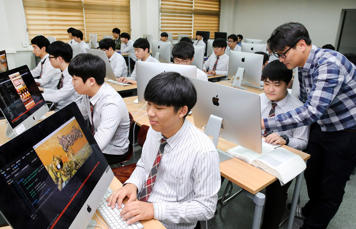 가장 학생이 많은 프로그래밍 전공 수업은 교사 2명이 진행한다.