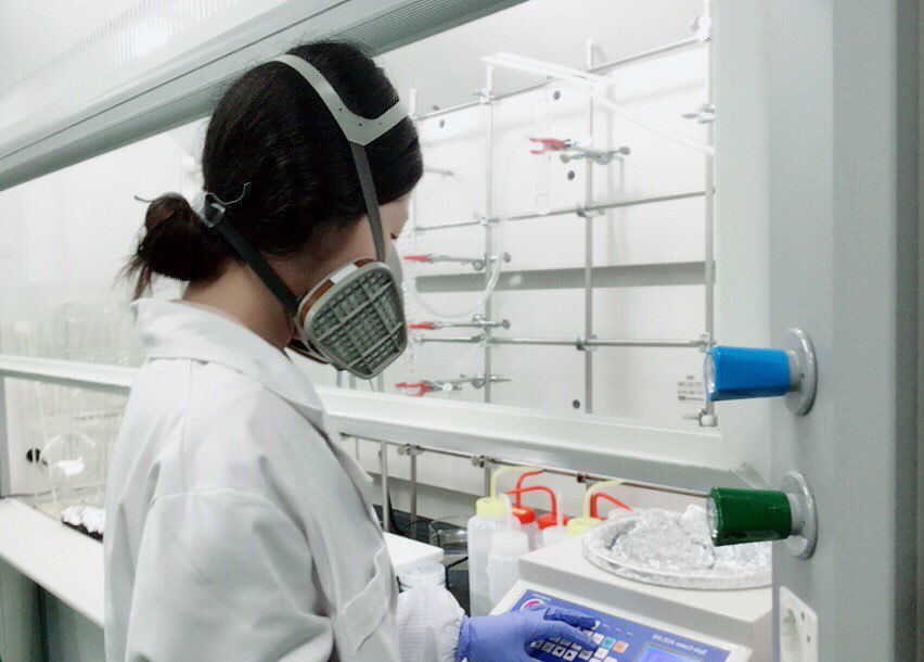 장기(16주) 인턴십 프로그램에 참여한 울산대 화학과 학생들이 기업 연구실에서 실험을 하고 있다. [사진 울산대]