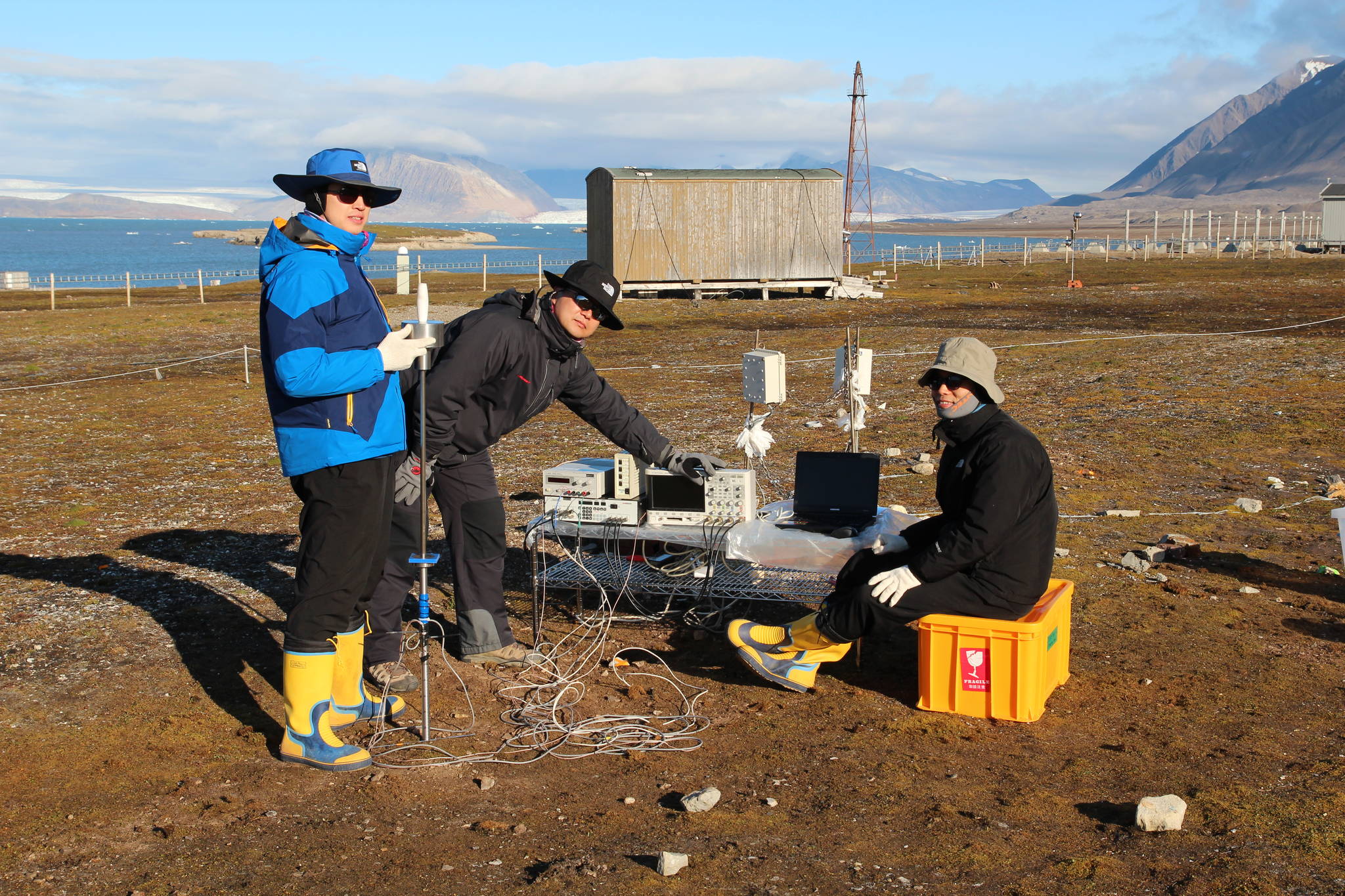 2013년 8월 이종섭 고려대 건축사회환경공학부 교수(맨 왼쪽)가 북극다산과학기지에서 지반 조사를 하고 있다. [이종섭 교수]