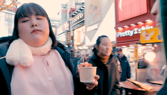 Mukbang Star Yang Soo Bin Tries Street Foods Of Seoul With Thai Tv Show Host Woody Milintachinda