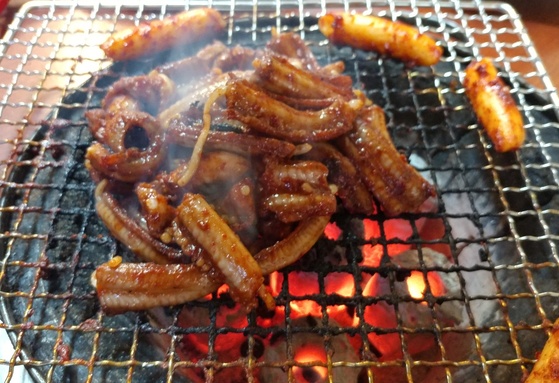 매콤한 양념에 씹는 식감이 좋은 '엉털네숯불꼼장어'의 꼼장어구이. 