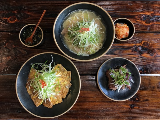 쇠고기로 만든 다양한 요리를 맛볼 수 있는 ‘이(李)식당’. 사진 왼쪽부터 시계 반대 방향으로 한우육전, 한우초밥, 양지국수. 