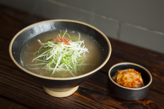 3~4시간 푹 끓인 양지 육수에 생면을 넣어 담백한 양지국수. 