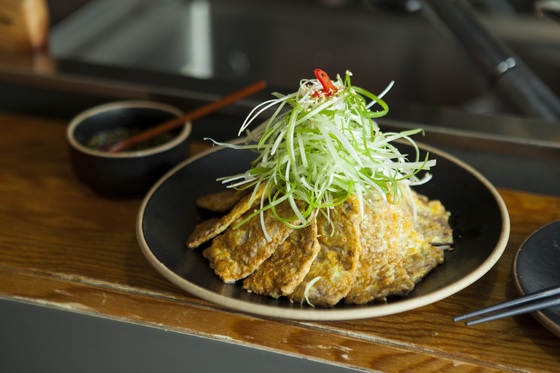 밑간한 우둔살을 밀가루와 달걀 옷을 입혀 굽고 파무침 등 채소, 맛간장과 함께 내는 육전. 