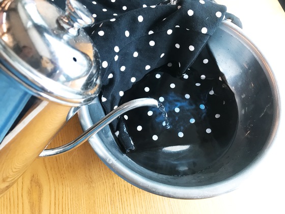 그릇에 뜨거운 물을 붓고 슬라임이 묻은 부분만 담근다. 10분 정도 지나면 슬라임이 흐물흐물 녹는다. 