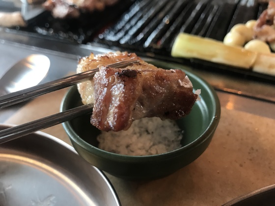 금돼지식당에선 고기 특유의 맛을 즐길 수 있도록 쌈장 대신 소금을 찍어먹을 것을 권한다. 