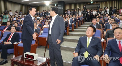 12일 의총에서 마찰을 빚은 김성태 자유한국당 대표 권한대행 겸 원내대표와 심재철 의원. [연합뉴스]