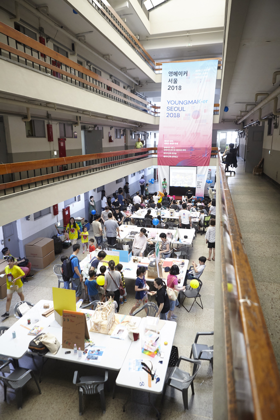 영메이커 서울 2018이 서울 종로구 세운상가 일대에서 열렸다. 자동 창문, 길이가 조절되는 젓가락 등 10주간 다양한 프로젝트에 도전한 120여 팀이 참가했다. 