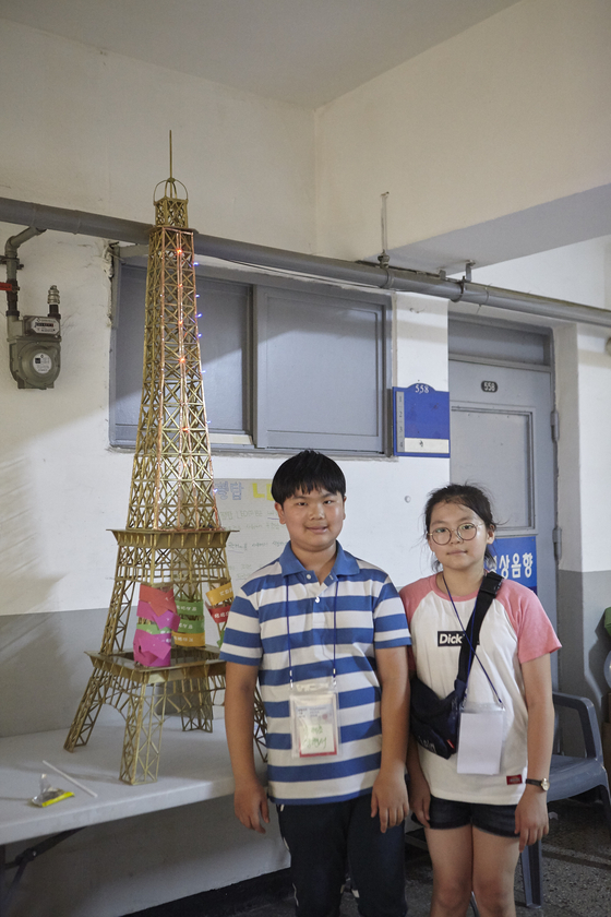 안시연 ・ 양현서(서울 숭례초 6) 영메이커는 나무젓가락을 사용해 에펠탑 LED등을 만들었다.
