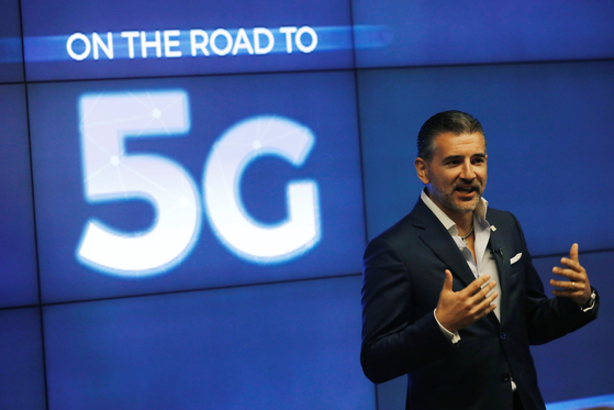 포르투갈 최대 통신 서비스 제공 업체인 '앨티스 포르투갈'의 CEO, 알렉산드르 폰세카가 지난 6월 4일 리스본에서 열린 5G 기술 시연회에서 연설하고 있다. 한국에서도 정부와 이동통신사가 내년 3월 5G 도입을 공식화했지만 소비자들은 5G에 대해 구체적으로 알지 못하고 있는 것으로 드러났다. [로이터]