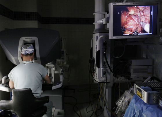2009년 10월, 로봇을 이용해 수술을 하고 있는 시카고의 한 외과의사. 5G가 상용화 되면 원격 수술을 비롯한 스마트 헬스케어 산업이 가능해질 것으로 예상된다. [AP=연합뉴스]
