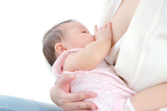 유니세프와 WHO는 출산 직후 모유 수유가 아이의 건강에 매우 중요하다는 보고서를 발표했다. [중앙포토]