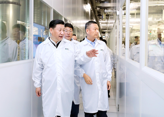 ‘반도체 굴기(崛起)’를 선언한 중국이 내년 메모리 반도체 양산에 나선다. 지난 4월 시진핑 중국 국가주석(왼쪽)이 우한(武漢)에 있는 YMTC 반도체 공장을 둘러보는 모습. [신화=연합뉴스]