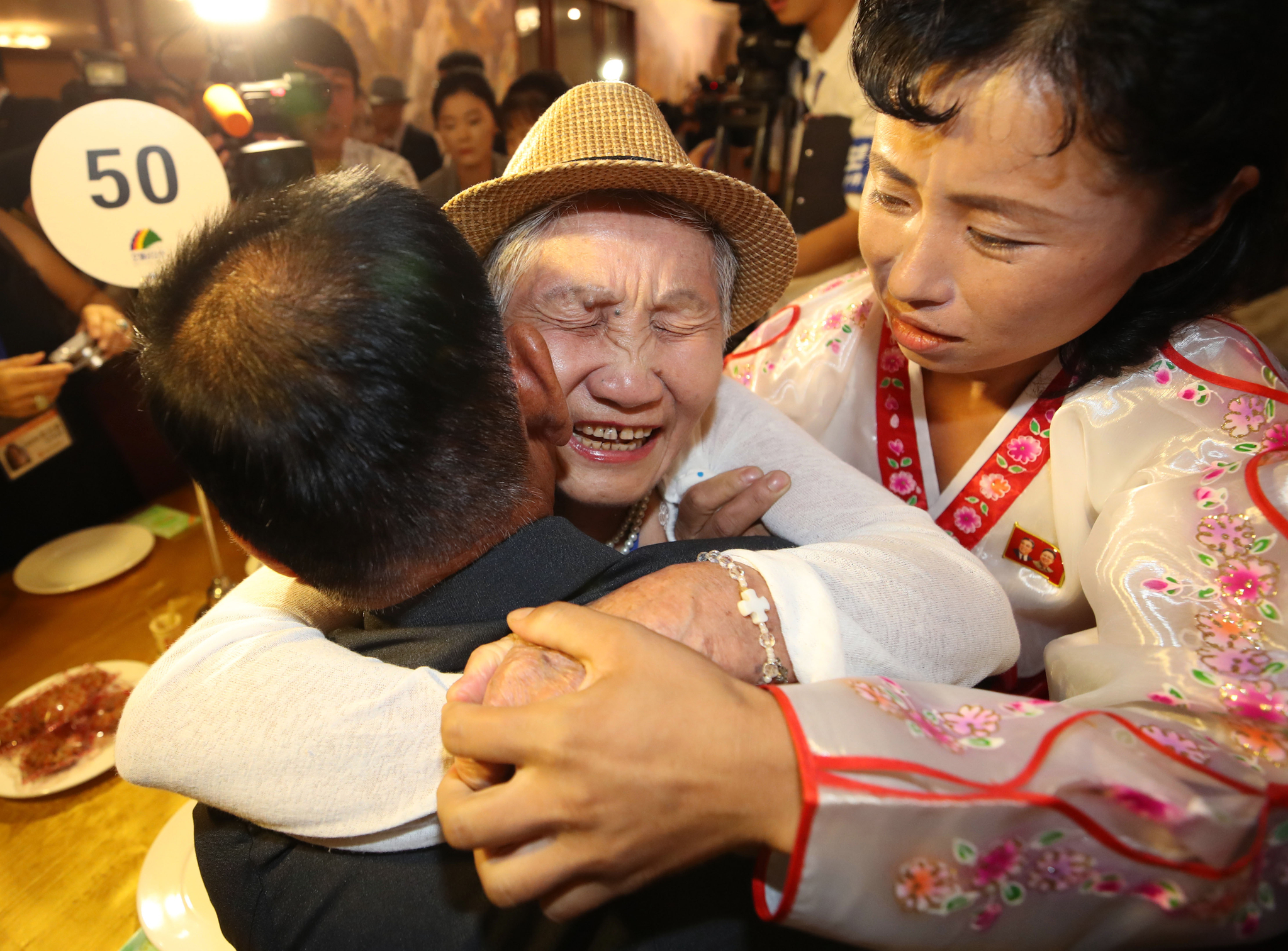 20일 금강산호텔에서 열린 제21차 남북 이산가족 단체상봉 행사에서 남측 이금섬(92) 할머니가 북측 아들 리상철 씨와 만나 오열하고 있다. [뉴스통신취재단] 