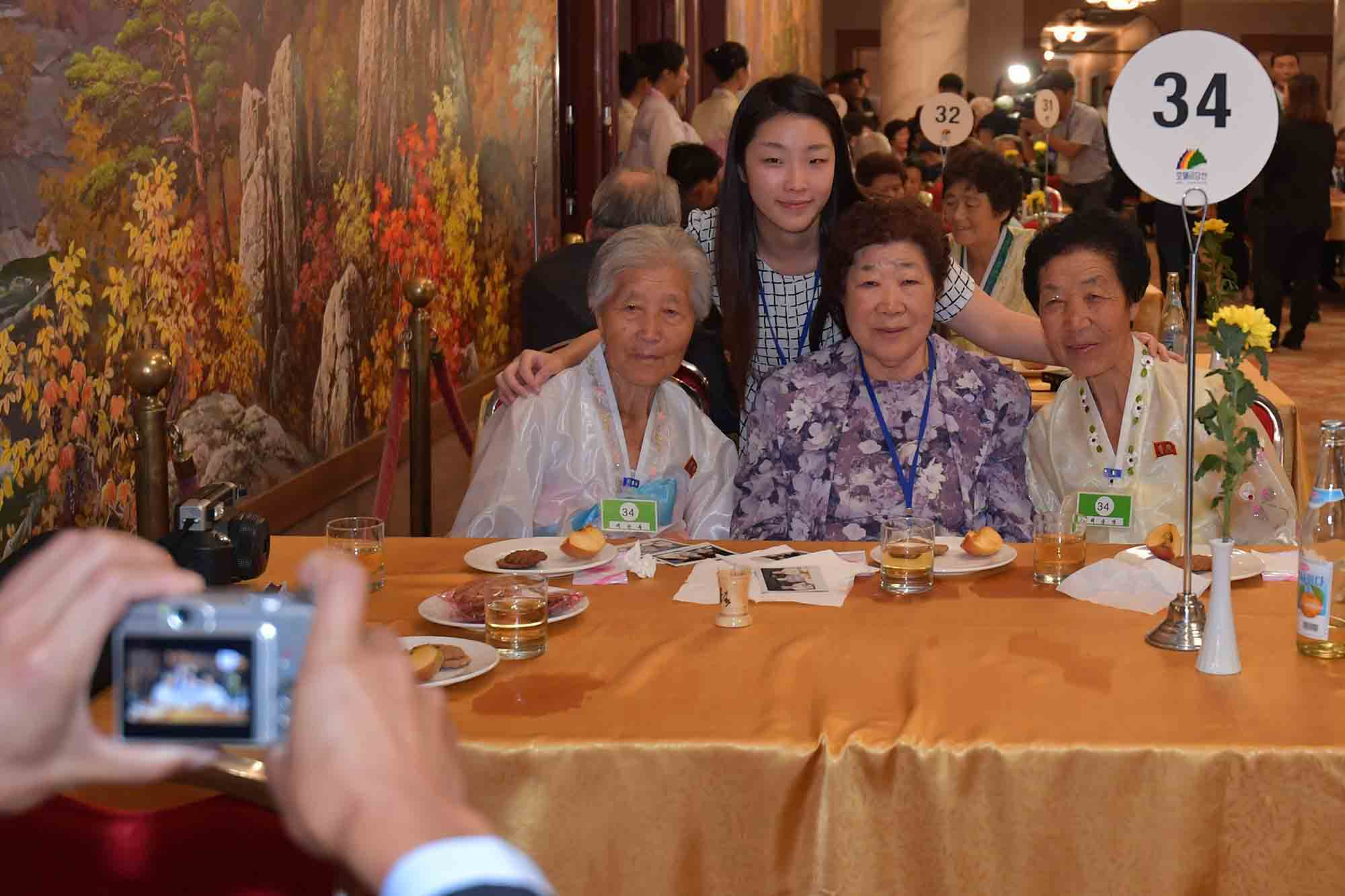 배순희(82) 할머니가 북측 언니 배순복(87)과 동생 배순영(75)을 만나 기념 촬영을 하고 있다.사진공동취재단