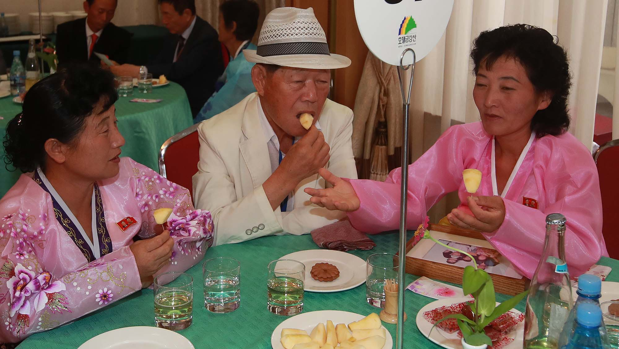 20일 오후 고성 금강산면회소에서 열린 단체상봉에서 남측 최학진(80) 할아버지가 북측에서 온 조카 최용순, 최용복씨와 과일을 먹으며 이야기를 나누고 있다. 사진공동취재단