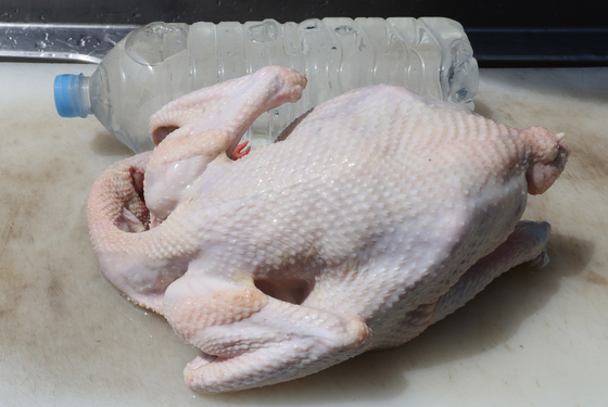 털만 벗긴 4개월짜리 소래토종닭은 3.2㎏이 나갔다. 몸통 길이는 2ℓ 생수병과 비슷하다. 신인섭 기자