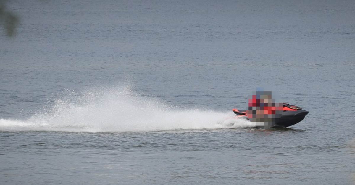 Man arrested for four and a half hours crossing the sea on jet ski “to see his lover”