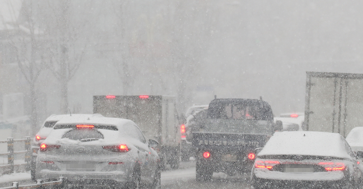 It’s’Ipchun’ that spring begins, but this morning is cold…  Snow all over the country from evening