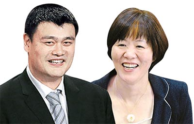 중국의 ‘화성 대사’로 위촉된 NBA 농구스타 야오밍과 올림픽 여자 배구 대표팀 감독 랑핑(오른쪽).