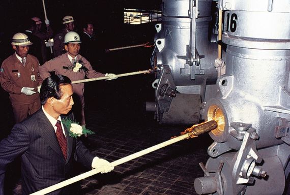 1976년 5월 31일 포항제철 제2고로에 불을 붙이는 박정희 대통령과 박태준 사장.