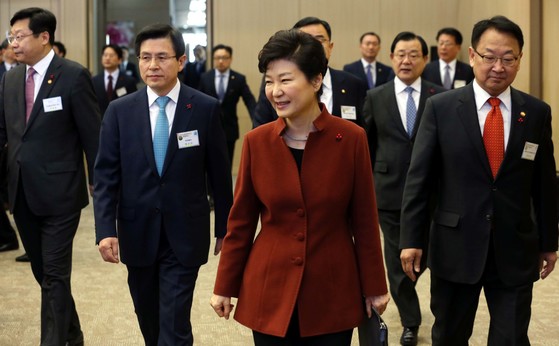2016년 1월 14일 박근혜 전 대통령이 세종특별자치시 정부 세종컨벤션센터 4층 국제회의장에서 열린 2016 정부업무보고에 참석하기 위해 입장하고 있다. [중앙포토]