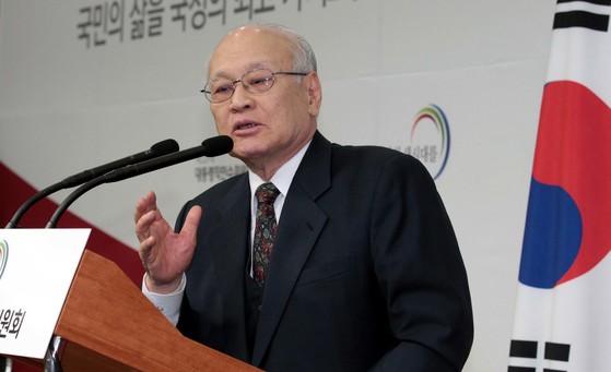 김용준 박근혜 정부 첫 국무총리 후보자는 각종 의혹으로 낙마했다. [중앙포토]