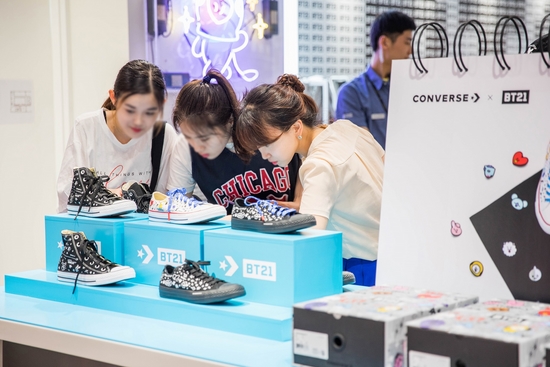 [비즈톡]   Linefriend, Converse X BT21 & # 39; is out of stock in 1 hour and 30 minutes online 