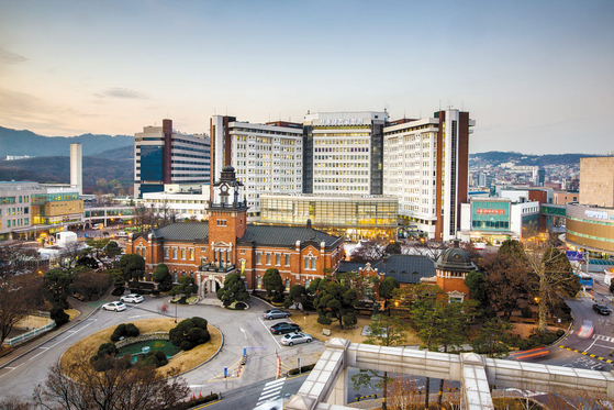 서울대학교병원은 선도적으로 기술역량을 강화하고 정부 정책에 적극 협력하고 있다.