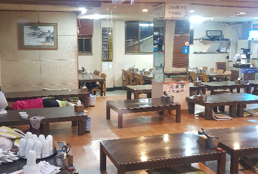 서울 강남의 한 식당은 새벽 3시가 넘어가자 손님이 없어 직원들이 식당 문을 열고 불을 켜 놓은채 식당 한 구석에 누워 눈을 부치고 있다. 함종선 기자 