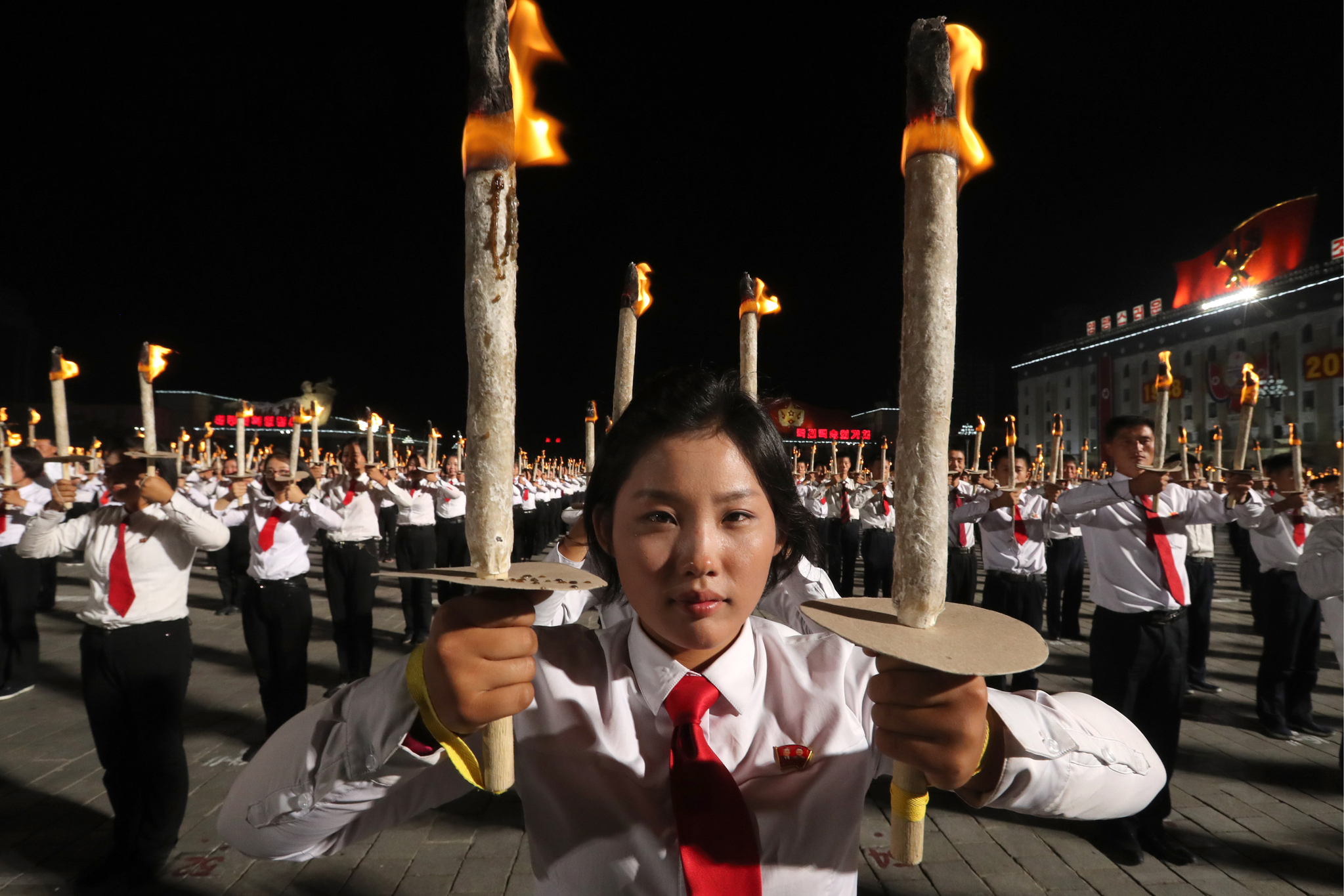 횃불을 든 북한 여학생이 행진준비를 하고 있다. [타스=연합뉴스]