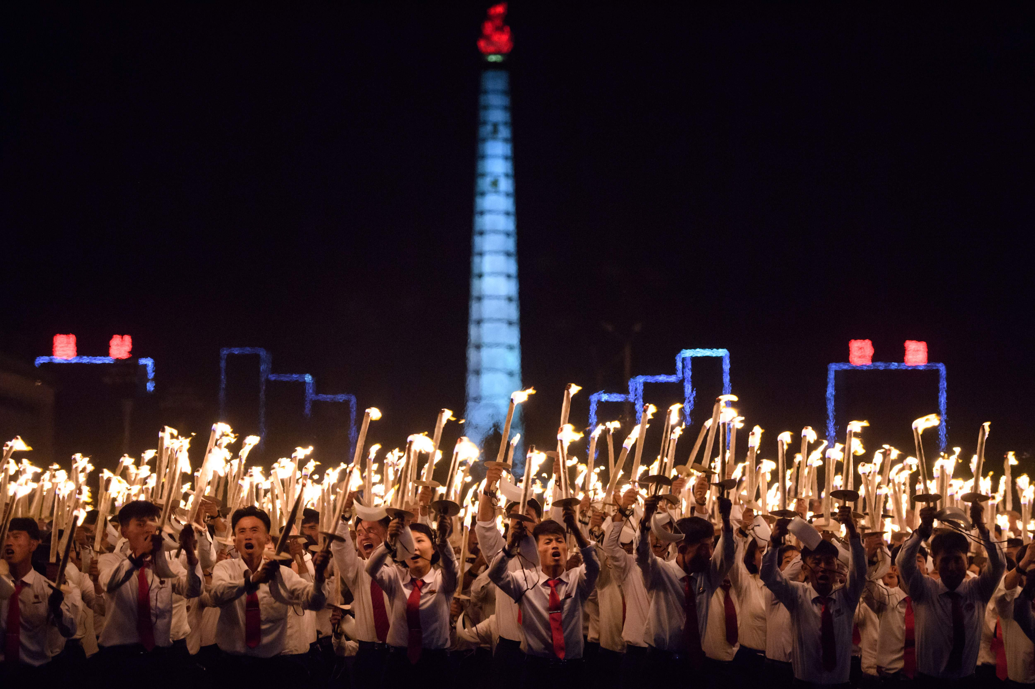 북한 청년들이 함성을 지르며 김일성광장을 행진하고 있다. [AFP=연합뉴스]
