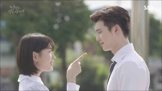 When Receiving the 'Best Couple Awards', LEE JONG SUK Mentioned SUZY