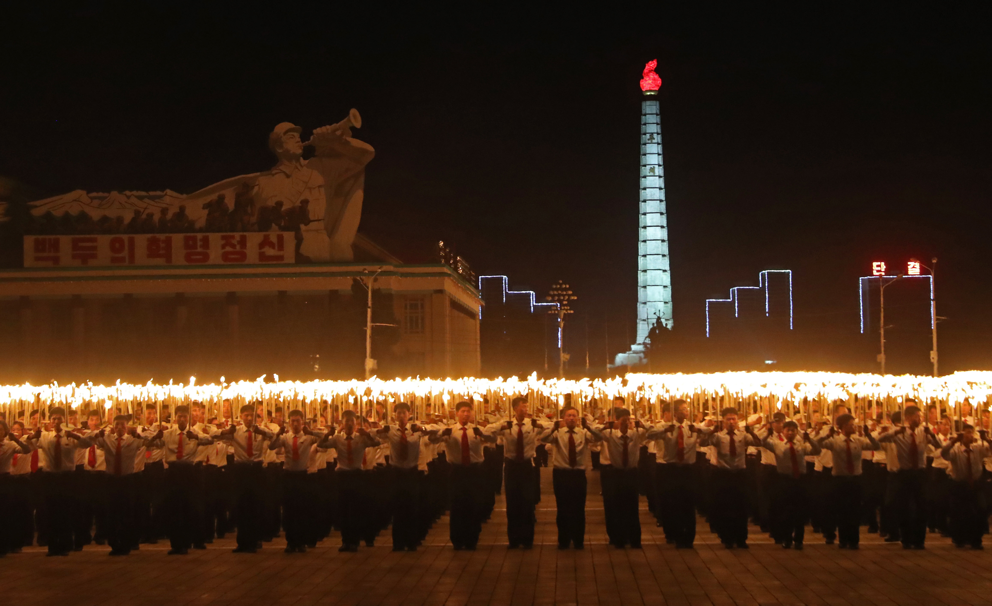 횃불을 든 북한 청년이 10일 오후 김일성광장을 가득메우고 있다.[타스=연합뉴스]