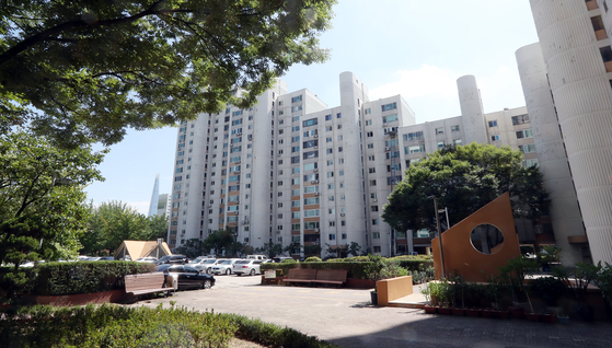 장하성 정책실장 주거하는 송파구 아시아선수촌 아파트 [변선구 기자]