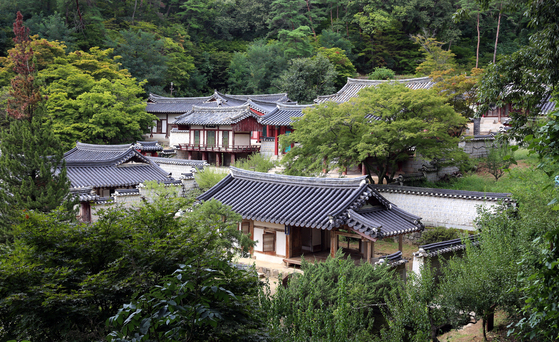 도산서원. 도산서원 전경. 앞쪽에 보이는 건물이 이황 선생이 제자들을 가르치며 학문을 연마하던 도산서당이다. [중앙포토]