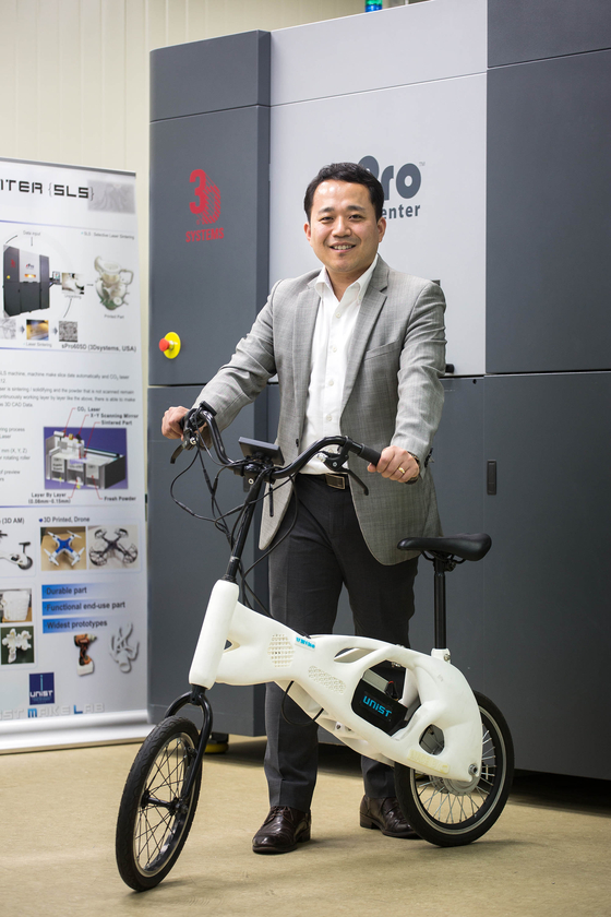 3D프린팅 기술로 만든 전기 자동차 '유니크'를 소개하는 김남훈 교수. [사진 울산과학기술원]
