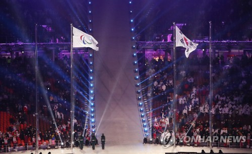   The national flag and paralympics are hoisted during the opening ceremony of the Paleongchang Winter Paralympic 2018, held on 9 March at the Pyeongchang Olympic Stadium. [연합뉴스]