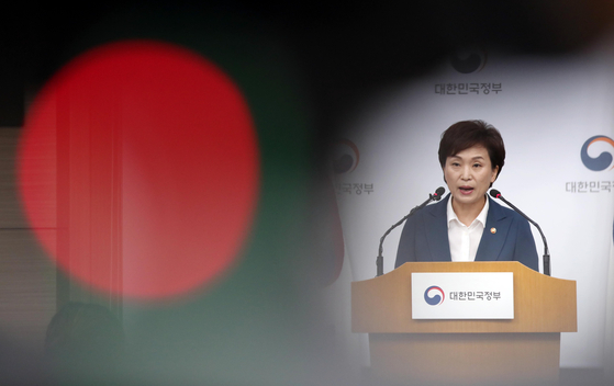 김현미 국토부 장관은 지난 21일 수도권 주택공급 확대 방안을 발표하면서 서울 주택 수급이 안정적이라고 말했다. 