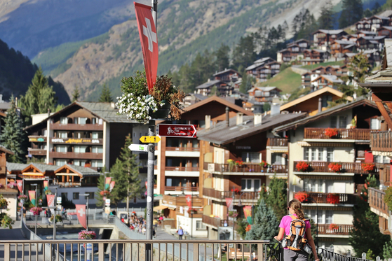 체르마트 마을. 호텔과 레스토랑 등 새 건물도 스위스 전통 목조건물 샬레풍으로 짓는다. 양보라 기자