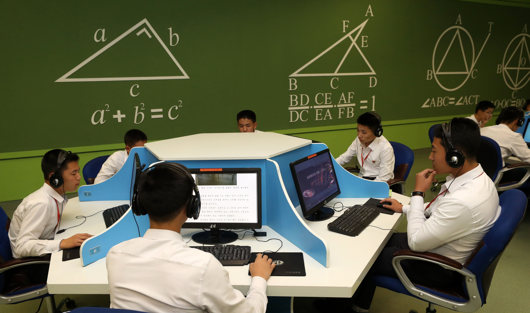 평양 학생들이 지난 4일 오후 평양 과학기술전당에서 공부를 하고 있다. 평양사진공동취재단