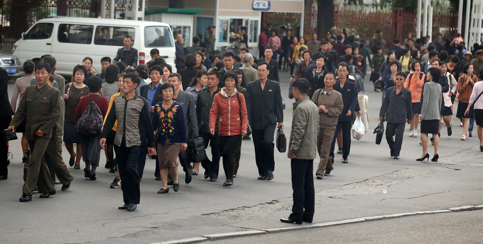 지난 6일 평양 시민들이 평양역 앞을 지나고 있다. 평양사진공동취재단