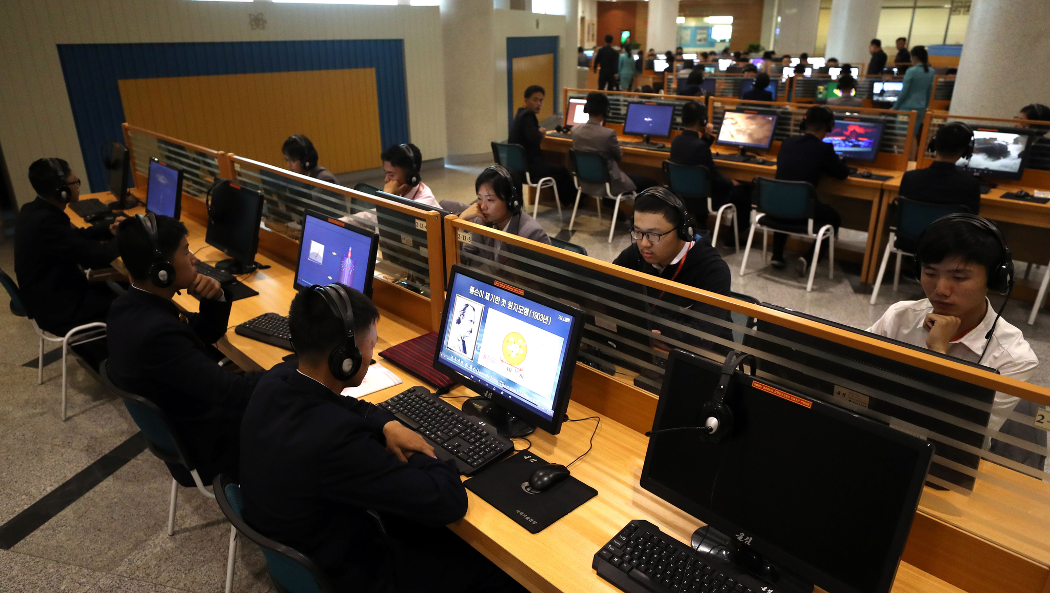 지난 4일 오후 평양 과학기술전당에서 평양 학생들이 컴퓨터를 이용해 학습을 하고 있다. 평양사진공동취재단