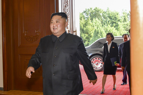김정은 북한 국무위원장이 7일 백화원에 입장하는 모습. 그가 내린 차량 휠에 롤스로이스의 로고가 보인다. [사진 미국 국무부]