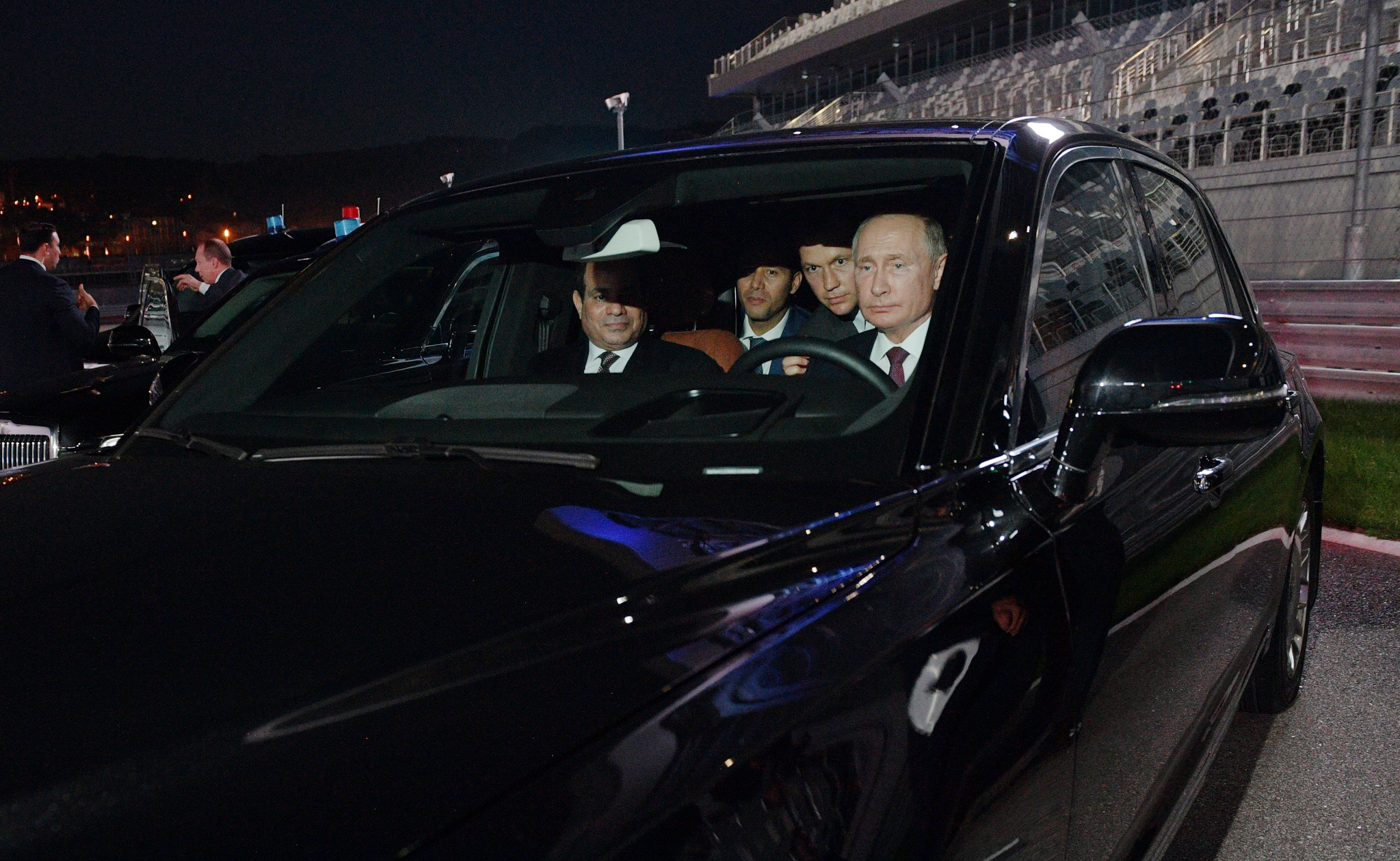 블라디미르 푸틴 러시아 대통령이 17일(현지 시간) 러시아 소치 오토돔의 F1 그랑프리 서킷에서 압둘팟타흐 엘시시 이집트 대통령(왼쪽)을 조수석에 태우고 직접 아우러스 세나트 세단을 운전하고 있다. [AP=연합뉴스]