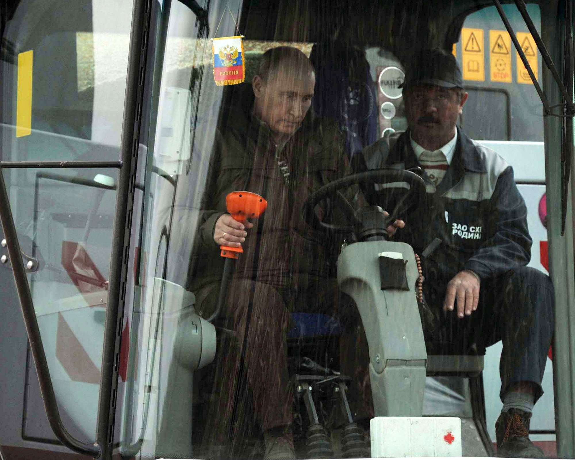지난 2011년 당시 대통령이었던 드미트리 메드베데프 러시아 대통령과 모스크바 인근 농장 옥수수밭을 방문한 푸틴 대통령(당시 총리)이 콤바인을 운전하고 있다. [AP=연합뉴스]