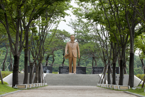 경북 구미시 상모동 박정희 대통령 생가 인근 역사자료관 부지에 2011년 시민 성금으로 세워진 ‘박정희 대통령 동상’. [중앙포토]